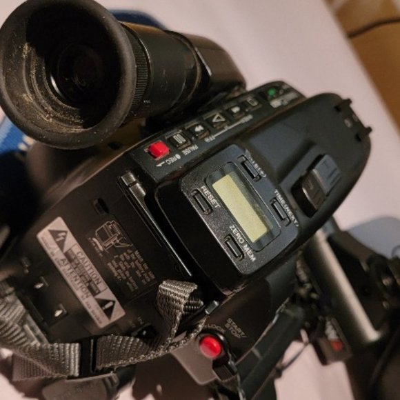 Sony CCD TR6 Handycam Camcorder - Picture 6 of 11